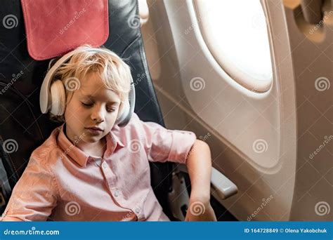 can u imagine listening to music while flying?